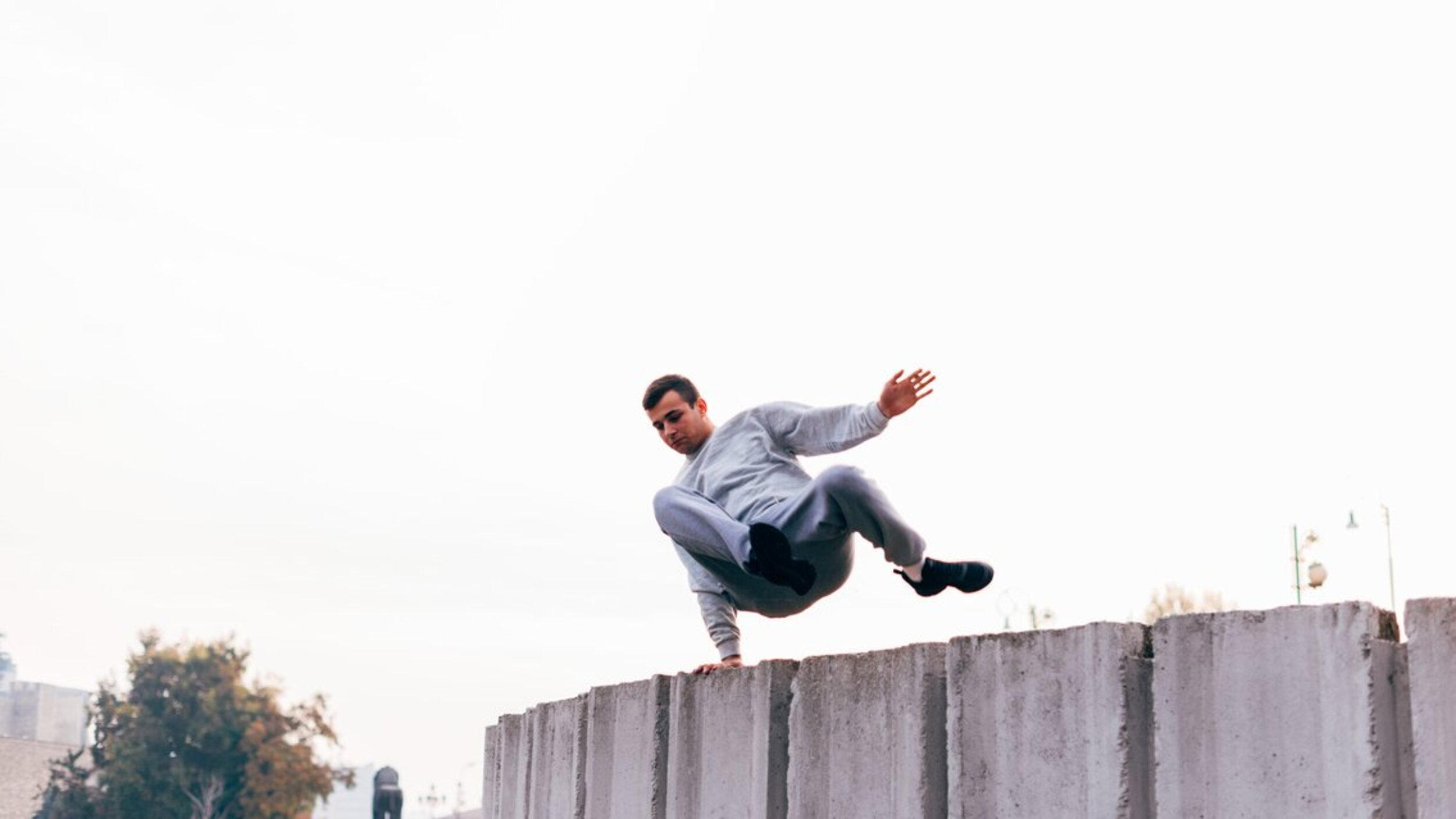 Caucasian man trains parkour while jumping over a high top. | © ©Dimco - stock.adobe.com Caucasian man trains parkour while jumping over a high top. | © ©Dimco - stock.adobe.com